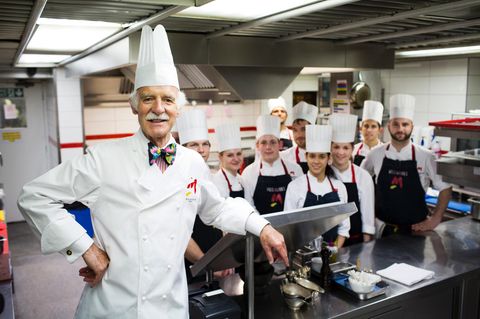 Anton Mosimann in der Küche seines Londoner Club-Restaurants mit seinen Angestellten