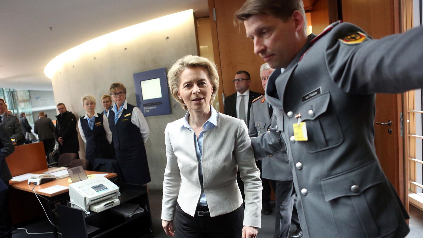 Ursula von der Leyen steht nach der Affäre um Franco A. unter Druck
