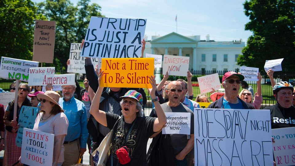 Hunderte protestieren vor Weißen Haus gegen die Comey-Entführung