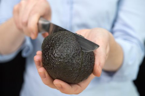 Eine Avocado zu schneiden ist nicht ganz ungefährlich. Sollte es deshalb Warnhinweise geben?