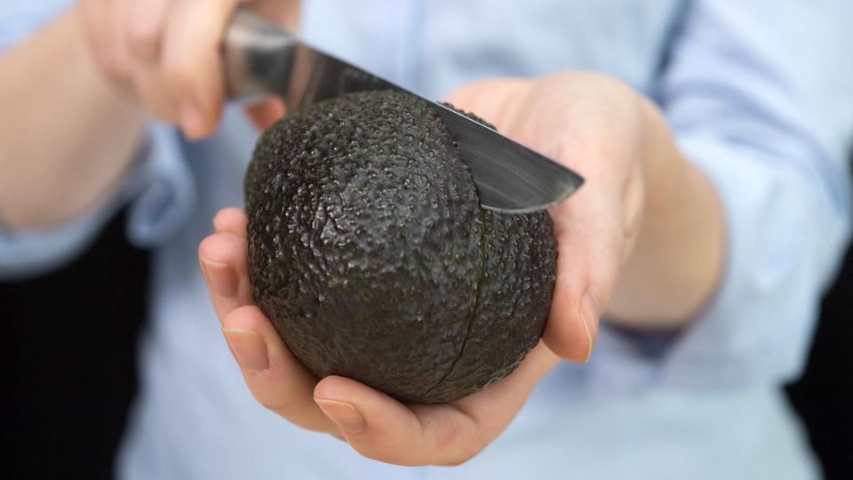 Eine Avocado zu schneiden ist nicht ganz ungefährlich. Sollte es deshalb Warnhinweise geben?
