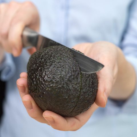 Eine Avocado zu schneiden ist nicht ganz ungefährlich. Sollte es deshalb Warnhinweise geben?