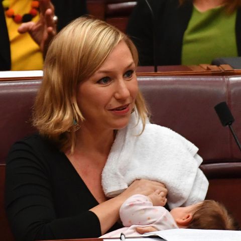 Die Senatorin Larissa Waters stillt Tochter Alia im Parlament in Australien