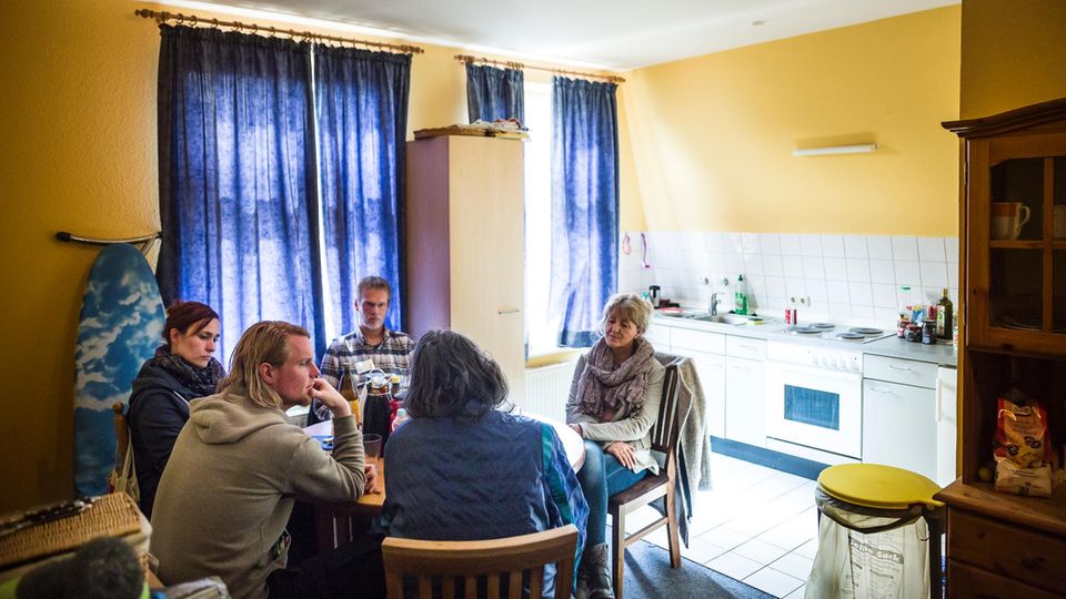 Psychiatrie: Psychose-Patientin Sigrid Ahrend (von hinten) mit ihren Betreuern und dem Home-Treatment-Team des Klinikums Itzehoe. Psychose-Patientin Sigrid Ahrend (von hinten) mit ihren Betreuern und dem Home-Treatment-Team des Klinikums Itzehoe.
