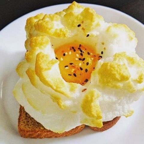 Cloudegg: Aufgeschlagenes Eiweiß gebacken mit Eigelb in der Mitte