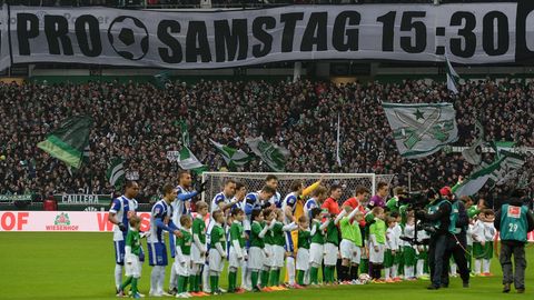 Fan-Vertreter fordern (hier 2015 in Bremen) mehr Rücksicht auf ihre Belange bei den Bundesliga-Anstoßzeiten