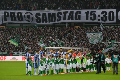 Fan-Vertreter fordern (hier 2015 in Bremen) mehr Rücksicht auf ihre Belange bei den Bundesliga-Anstoßzeiten