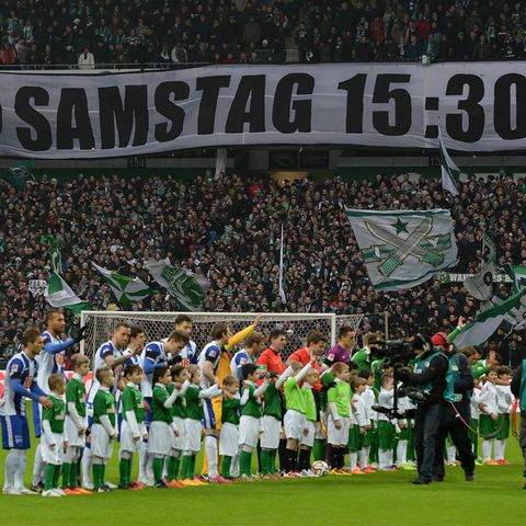 Fan-Vertreter fordern (hier 2015 in Bremen) mehr Rücksicht auf ihre Belange bei den Bundesliga-Anstoßzeiten