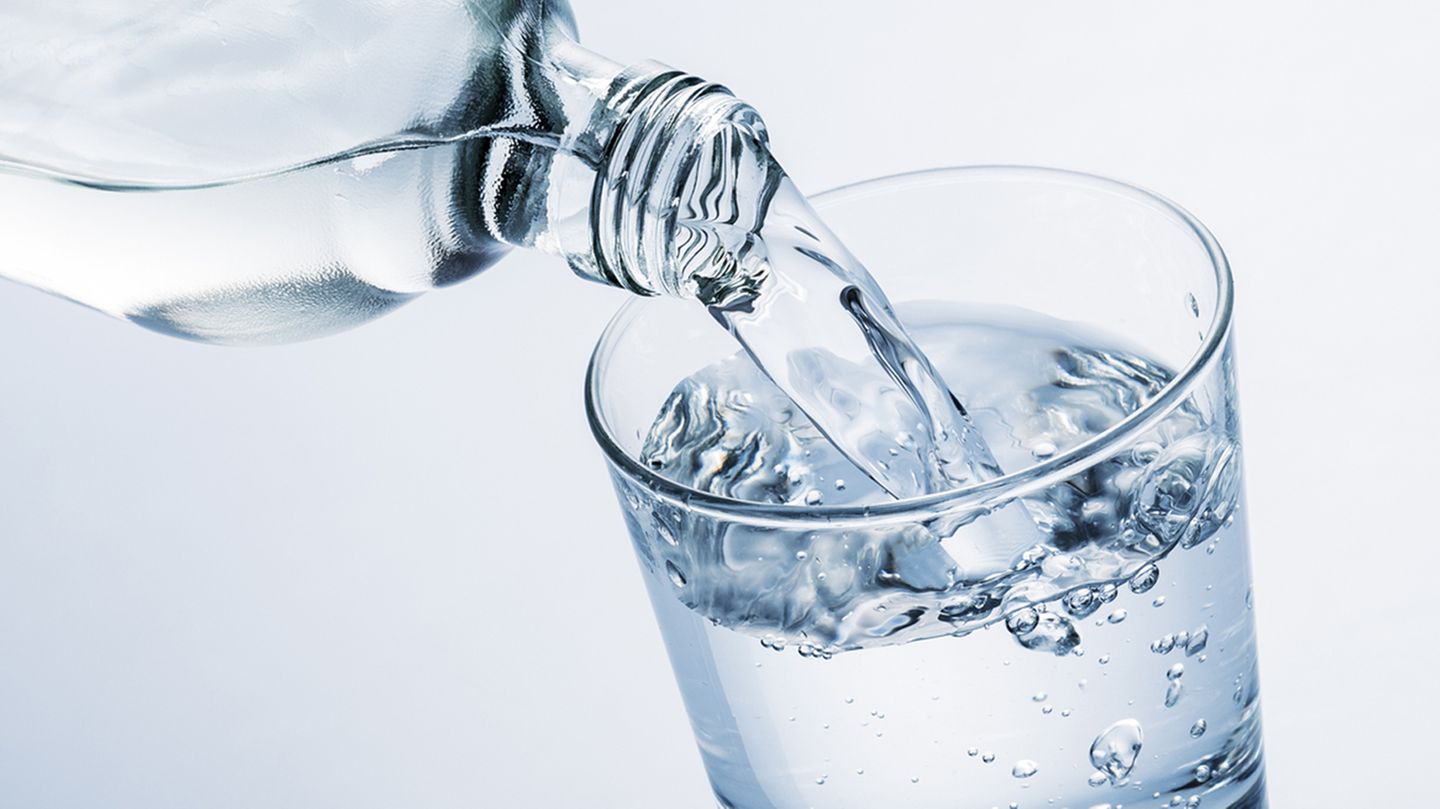 Mineralwasser im Check: Gleiches Wasser, viermal so teuer - so funktioniert der Quellen-Trick