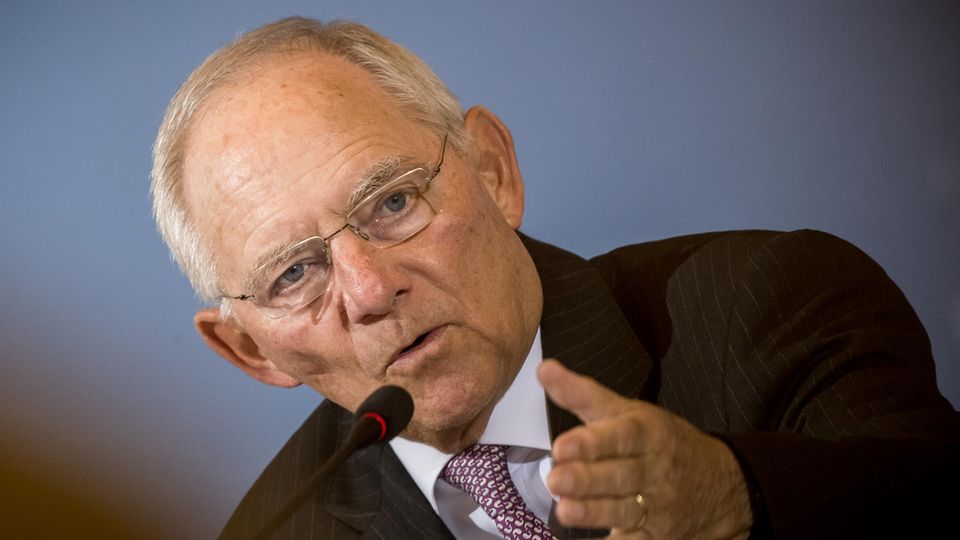 Trotz guter Aussichten in der aktuellen Steuerschätzung will Bundesfinanzminister Wolfgang Schäuble (CDU) am Sparkurs festhalten