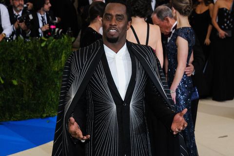 Sean Combs steht im feinem Anzug vor vielen Fotografen. Er ist laut "Forbes"-Magazin der reichste Rapper der Welt.