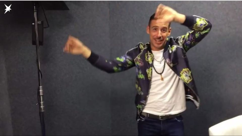 ESC-Favorit im Interview: "Herr Gabbani, warum tanzt ein nackter Affe mit Ihnen auf der Bühne?" ESC-Favorit im Interview: "Herr Gabbani, warum tanzt ein nackter Affe mit Ihnen auf der Bühne?"