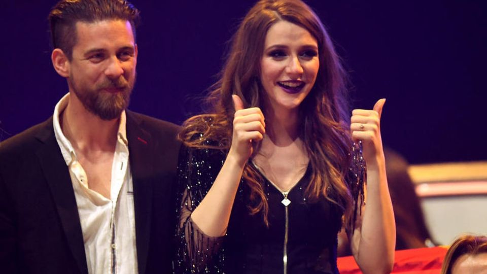 Sie hat "Ja" gesagt: Die mazedonische Kandidatin Jana Burčeska bekam während des ESC-Halbfinales einen Heiratsantrag von ihrem Freund Alexander. Die mazedonische Kandidatin Jana Burčeska bekam während des ESC-Halbfinales einen Heiratsantrag von ihrem Freund Alexander.