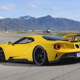 Der Heckspoiler fährt hydraulisch aus.