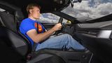 Redakteur Marcel Sommer passt gerade so hinein in den neuen Ford GT.