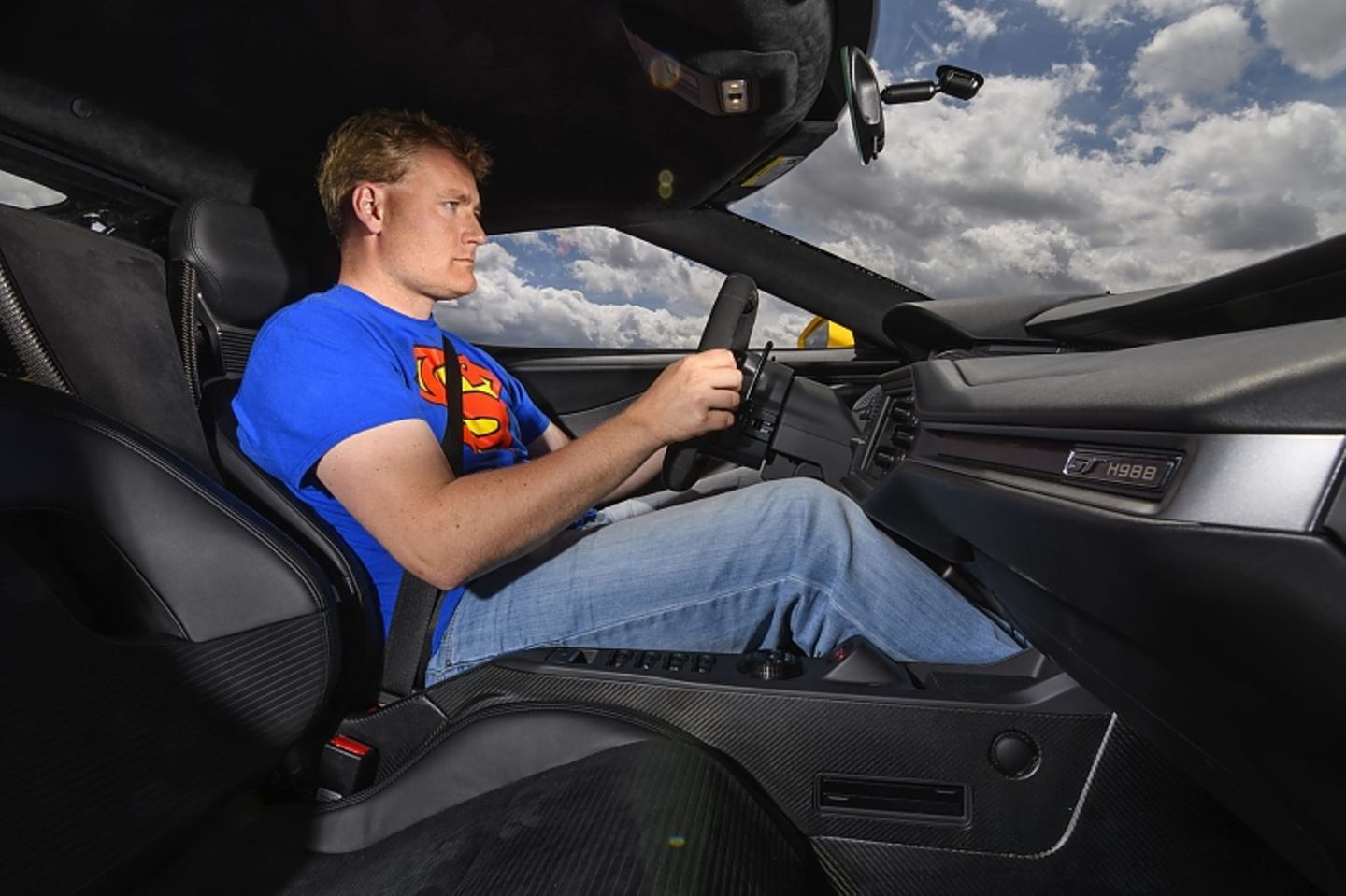 Redakteur Marcel Sommer passt gerade so hinein in den neuen Ford GT.