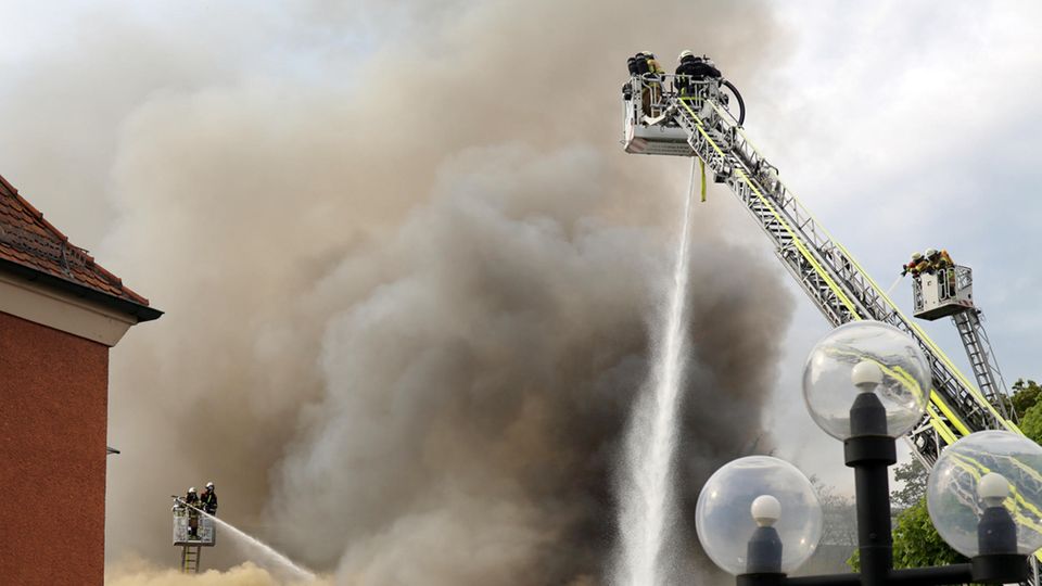 Feuerwehrleute versuchen, den Großbrand in einer Bayreuther Diskothek zu löschen