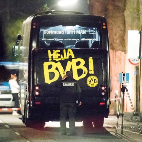 Der Mannschaftsbus des BVB nach dem Anschlag am 11. April