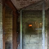 Ungewöhnliche Urlaubsunterkunft: Die rustikalen Steinwände schlucken jede Menge Platz.