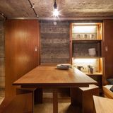 Ungewöhnliche Urlaubsunterkunft: Der rustikale Sperrholz-Look im Inneren dürfte nicht jedermanns Geschmack sein