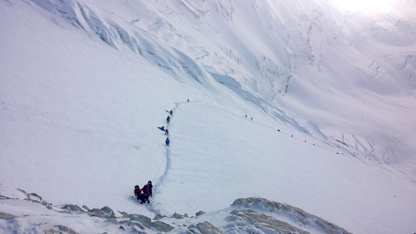 Der mühsame Weg zum 8848 Meter hohen Gipfel: In der Eiswüste zwischen Lager 3 und Lager 4.