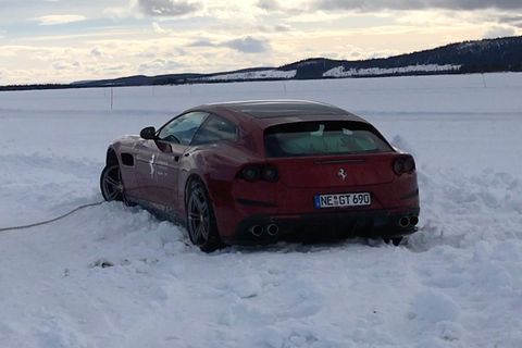 Waghalsige Teststrecke in Schweden: So fährt sich ein 700-PS-Ferrari auf einer Piste aus Polareis