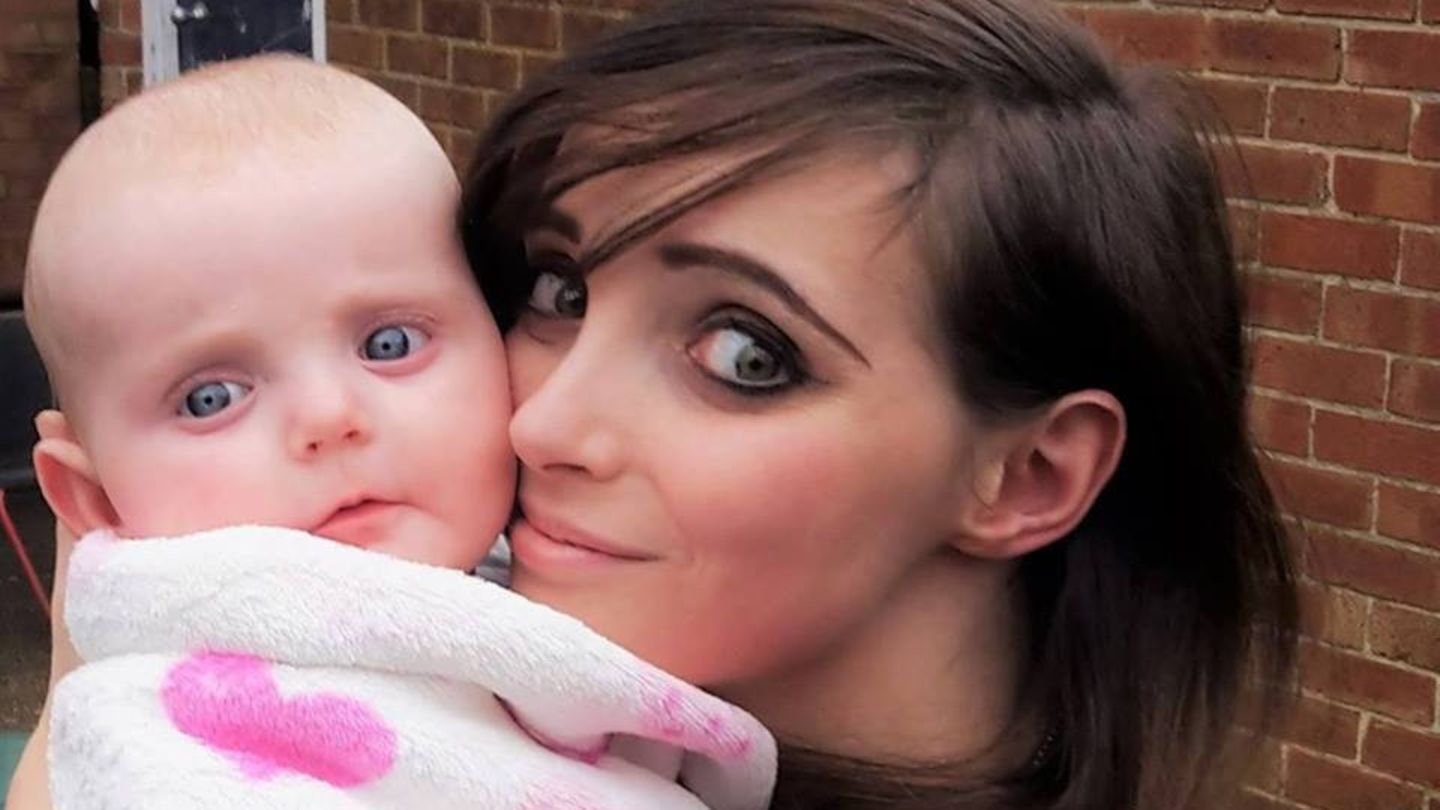 Baby Effie im Arm seiner Mutter