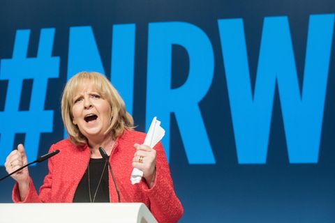 Mit geballten Fäusten hält Hannelore Kraft eine Wahlkampfrede für die SPD in Nordrhein-Westfalen