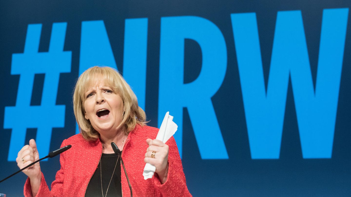 Mit geballten Fäusten hält Hannelore Kraft eine Wahlkampfrede für die SPD in Nordrhein-Westfalen