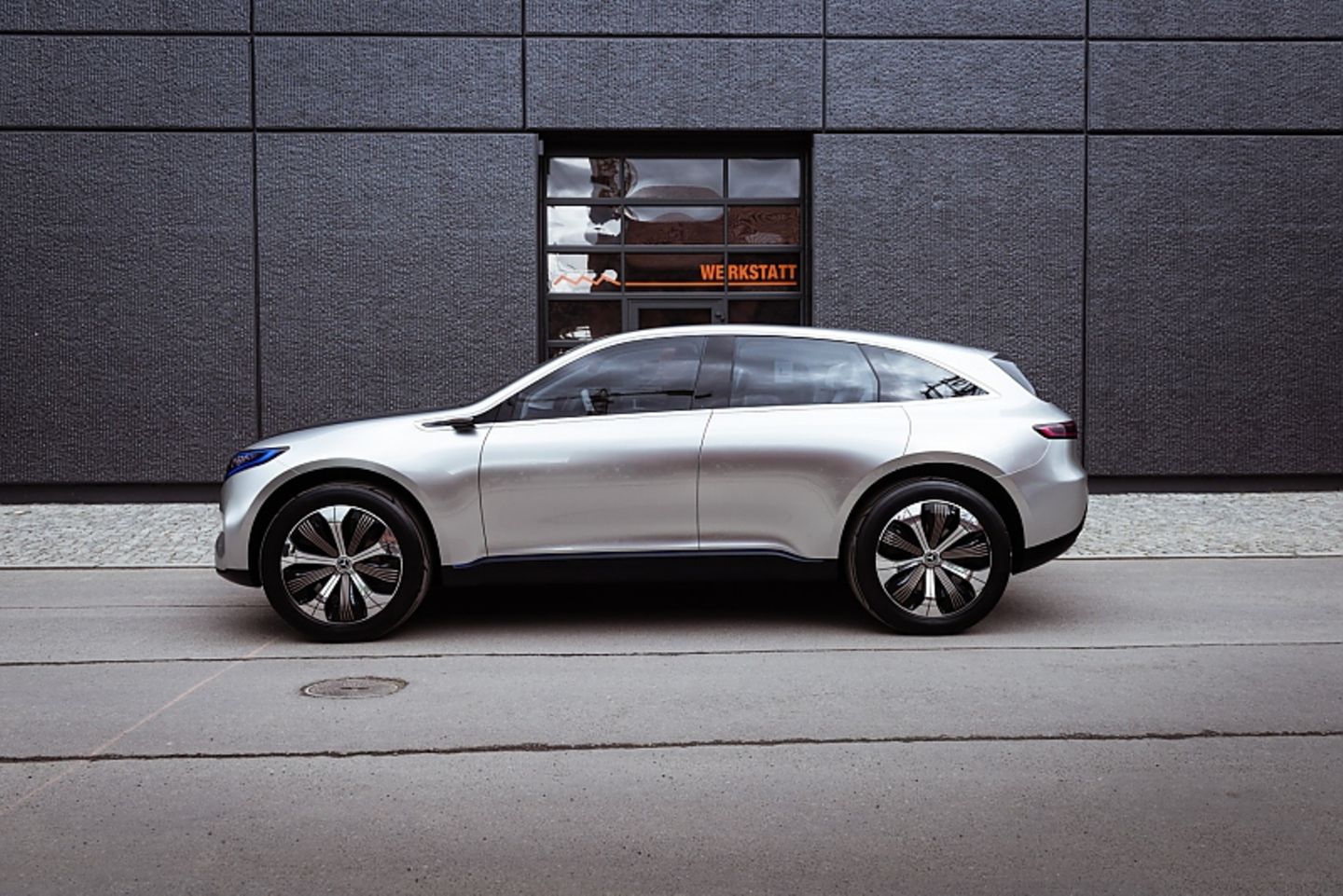 Mercedes Concept EQ - rund 4,70 Meter lang