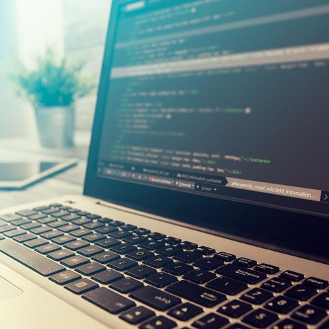 Ein geöffneter Laptop zeigt Programmcode