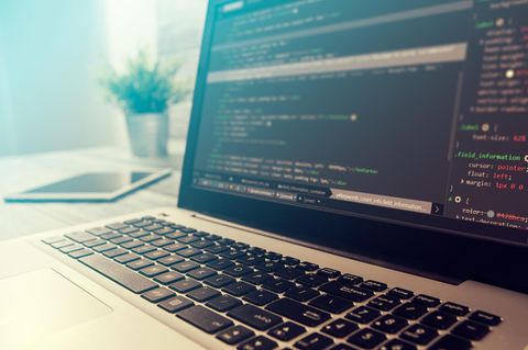 Ein geöffneter Laptop zeigt Programmcode