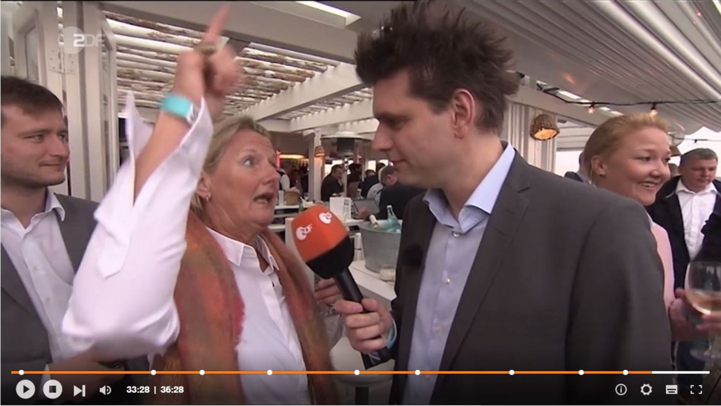 Heute-Show-Reporter Lutz van der Horst zusammen mit der angetrunkenen Dame