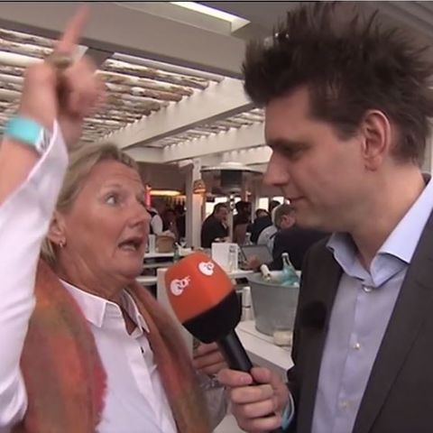 Heute-Show-Reporter Lutz van der Horst zusammen mit der angetrunkenen Dame