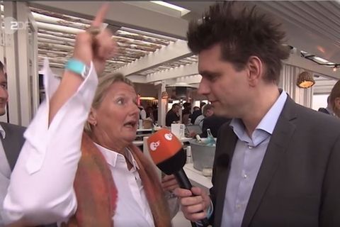 Heute-Show-Reporter Lutz van der Horst zusammen mit der angetrunkenen Dame