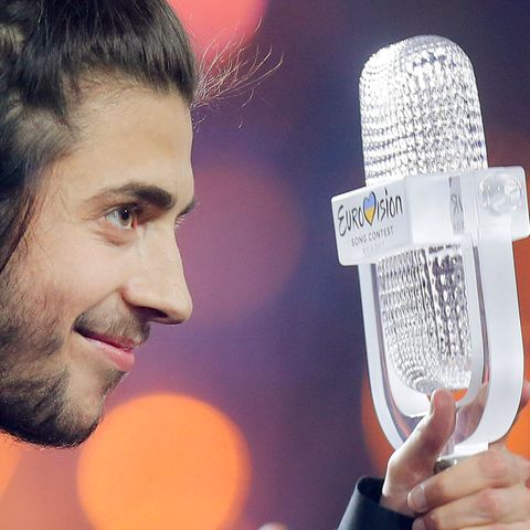 Salvador Sobral mit der ESC-Trophäe