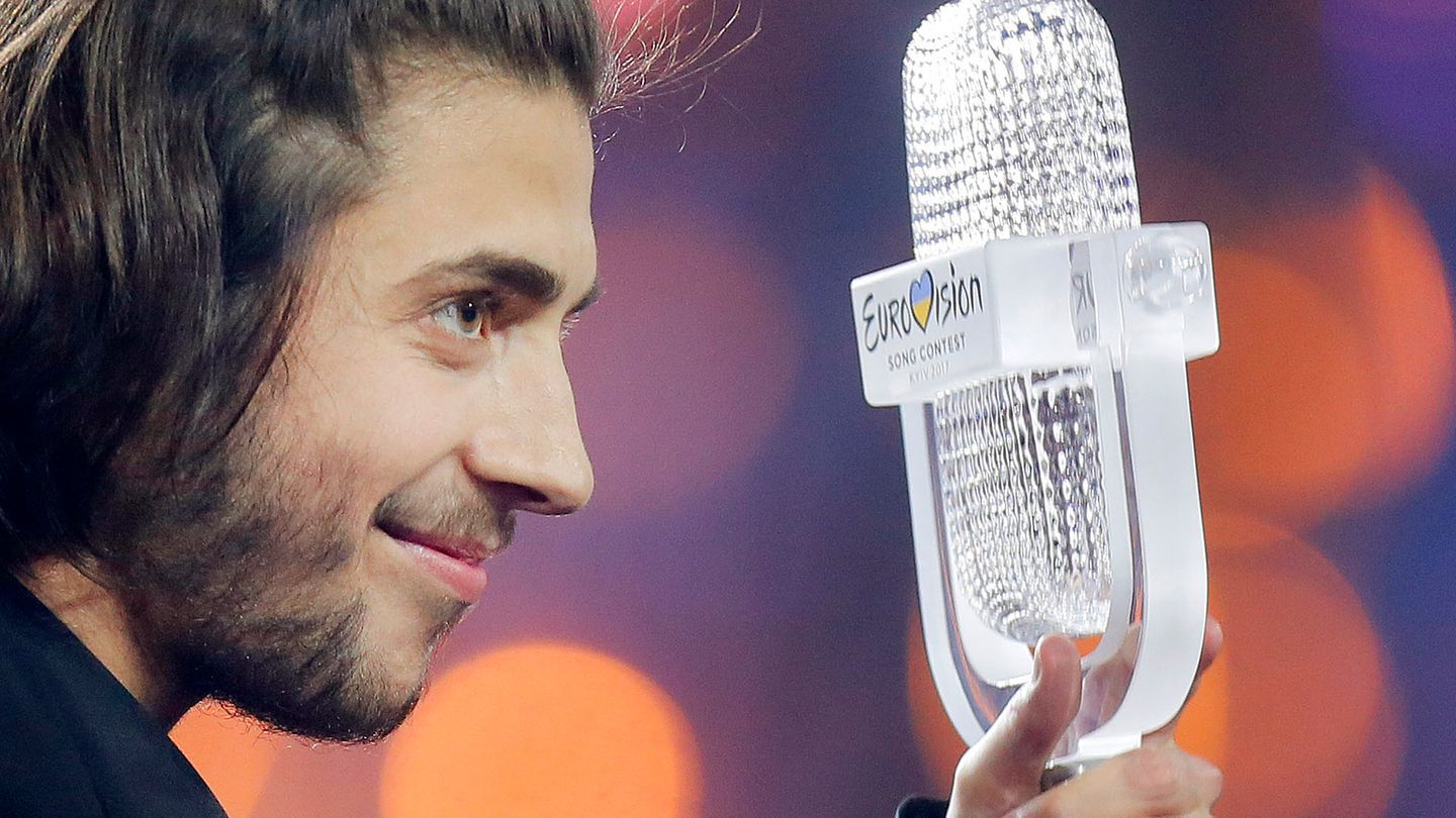 Salvador Sobral mit der ESC-Trophäe
