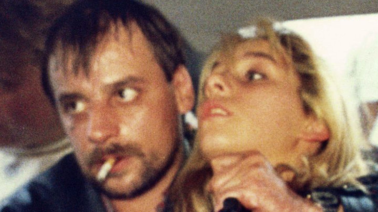 Die Geiselnahme von Gladbeck im August 1988: Dieter Degowski bedroht die Geisel Silke Bischoff mit seiner Waffe.