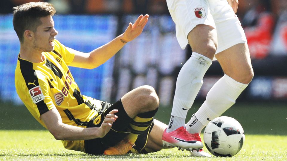 Der schreckliche Moment der Verletzung: BVB-Profi Julian Weigl bricht sich das Sprunggelenk Der schreckliche Moment der Verletzung: BVB-Profi Julian Weigl bricht sich das Sprunggelenk
