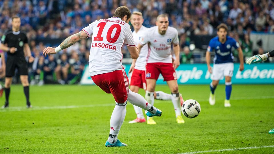 HSV-Stürmer Pierre-Michel Lasogga wurschtelt den Ball irgendwie über die Linie HSV-Stürmer Pierre-Michel Lasogga wurschtelt den Ball irgendwie über die Linie