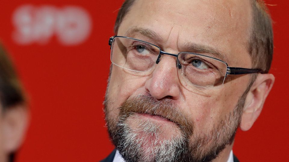 Martin Schulz schaut ernst und verkniffen nach der für SPD verlorenen Wahl in NRW