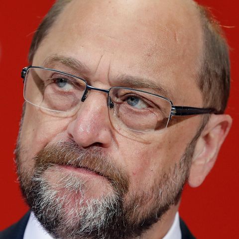 Martin Schulz schaut ernst und verkniffen nach der für SPD verlorenen Wahl in NRW