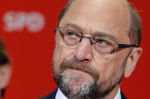 Martin Schulz schaut ernst und verkniffen nach der für SPD verlorenen Wahl in NRW