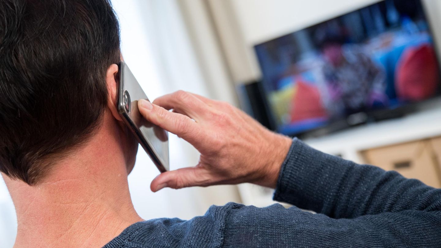 Ein Mann telefoniert in seinem Wohnzimmer. Forscher prüfen seit zwanzig Jahren, ob Handystrahlen Krebs verursachen können.