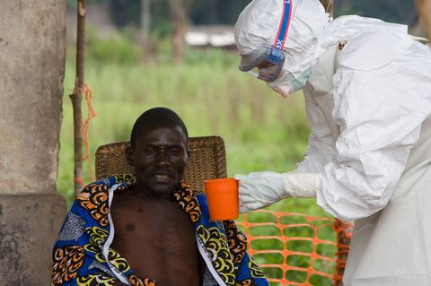 Ein Arzt der Hilfsorganisation "Ärzte ohne Grenzen" pflegt einen Ebola-Patienten. Die WHO bestätigt den Ausbruch.