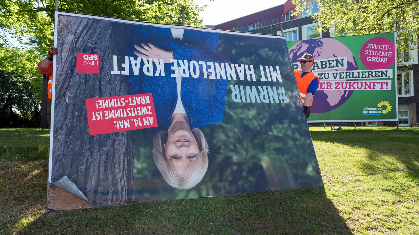 Nach der Wahl in NRW wird ein Plakat der abgewählten Ministerpräsidentin Hannelore Kraft abgebaut