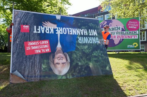 Nach der Wahl in NRW wird ein Plakat der abgewählten Ministerpräsidentin Hannelore Kraft abgebaut