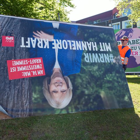 Nach der Wahl in NRW wird ein Plakat der abgewählten Ministerpräsidentin Hannelore Kraft abgebaut