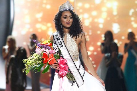 Die neue Miss USA, Kara McCullough, bei der Siegerehrung