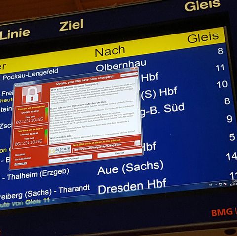 Wannacry Windows Trojaner auf einer Anzeige der deutschen Bahn